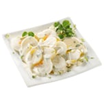 Salat aus Kartoffeln mit Eiern und Gewürzgurken in würziger Salatcreme
